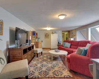 Riverfront Townsend Apt - 18 Miles to Pigeon Forge - Townsend - Living room