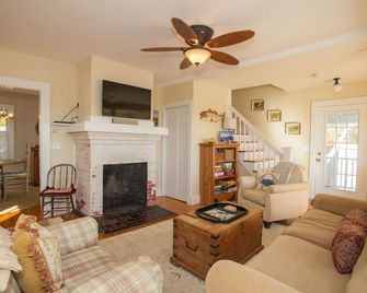 Good Harbor Beach House - walk to beach, close to restaurants and shopping! - Gloucester - Living room