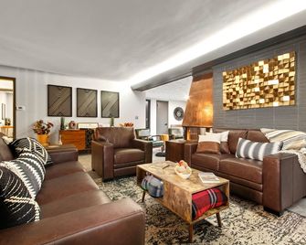 Sleeps 18 w/Game Room, 9 min to Geneva Strip, 7 min to Harbor District/Wineries - Ashtabula - Lounge