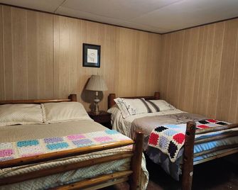 2 bedroom lakefront cabin on Crow Lake #6 Bull Moose Lodge - Nestor Falls - Bedroom