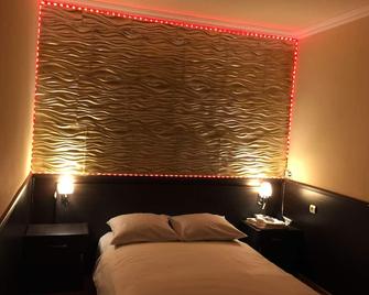 Erzrum Hotel And Restaurant Complex - Yerevan - Bedroom