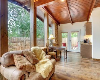 Hot Tub & Red Rock Views: Sedona Escape! - Sedona - Wohnzimmer