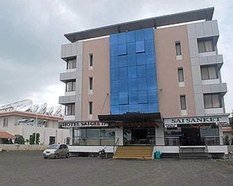 KDM Hotel Sai Geeta Shirdi a walk away from Saibaba Temple - Shirdi - Building