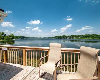 Lake Front Hot Tub Fire Pit Sleeps 10 - Akron - Balcony