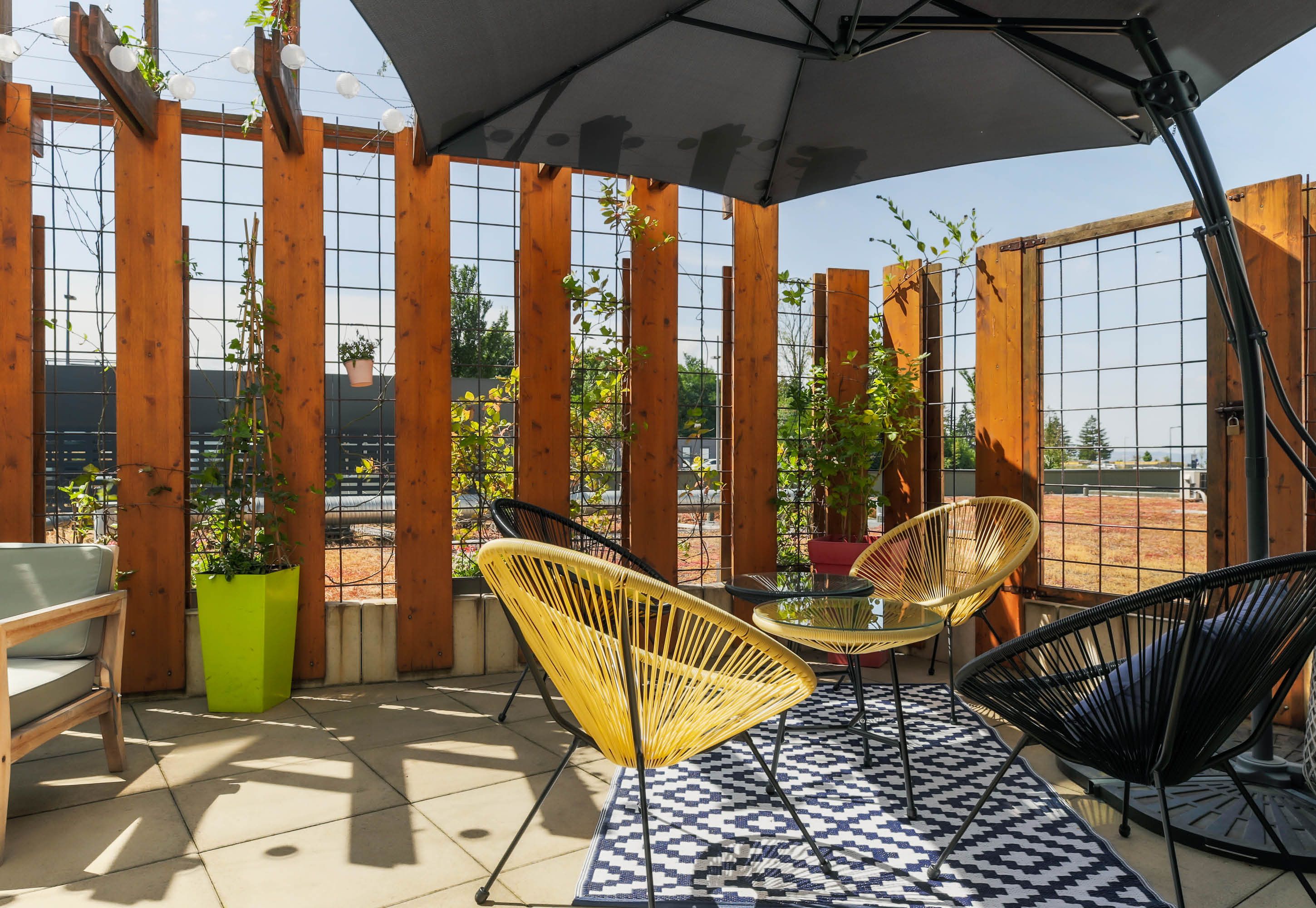 B&B HOTEL Metz Est Technopole Pôle Santé - Metz - Patio