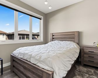 Spacious Family Retreat with Garden and Covered Deck - Regina - Bedroom