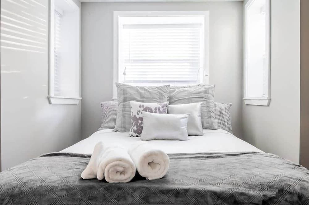 Centrally-Located Well-Decorated Solar-Powered - Washington, D.C. - Bedroom