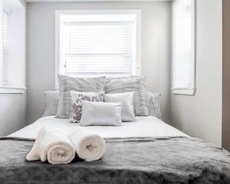 Centrally-Located Well-Decorated Solar-Powered - Washington, D.C. - Bedroom