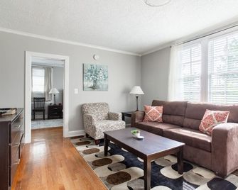 Quaint Cottage close to Vanderbilt and Downtown - Nashville - Living room