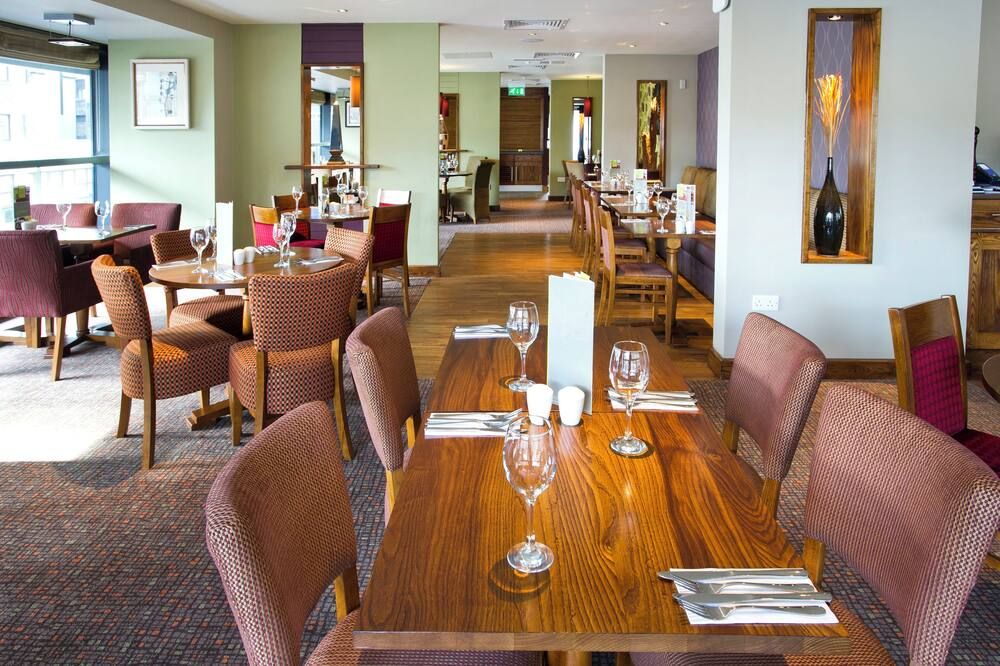 بريميير إن جلاسجف سيس س بوتشانان جاليريز