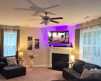 Relaxing Spa, 4bdr, Firepit, 20 Min To Ft Liberty - Spring Lake - Living room