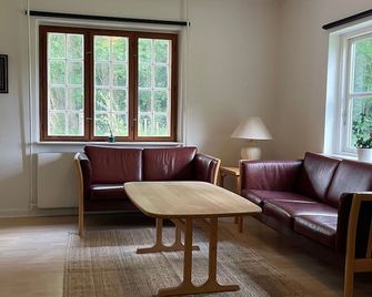The Gatekeepers Cottage at Hindemae Estate Cozy Stay in Historic Surroundings - Ullerslev - Living room