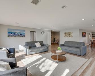 Modern Flower Mound Home Less Than 2 Mi to River Walk - Flower Mound - Living room