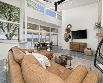 The Lux at Lake Belton Modern Lake Access Home - Belton - Вітальня