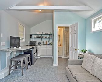 Cozy Truro Cottage Pet Friendly And Close To The Beach! - North Truro - Living room