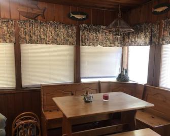 Flamingo Landing is a charming little 2 bedroom bungalow with Florida room - Orange City - Dining room