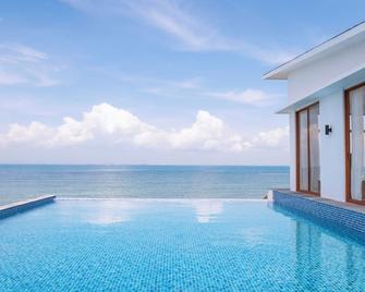 مونتيجو ريزورتس نونجسا - باتام كوتا - حوض السباحة