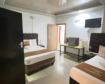 Ngami Gates : Twin Family Room - Maun - Bedroom
