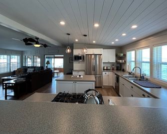 Updated 3 Bedroom; 2 Bath Home on Portage Lake! Sleeps 10! - Onekama - Cocina