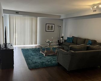 A Great Location near Philadelphia 12 miles center city Philly - Elkins Park - Living room