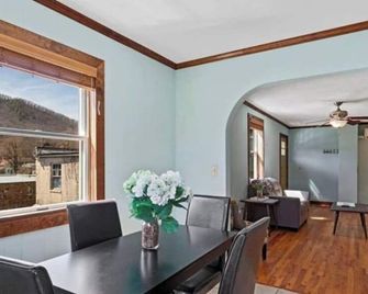 Reopened since Helene! Stay right in the heart of Hot Springs, NC - Hot Springs - Comedor