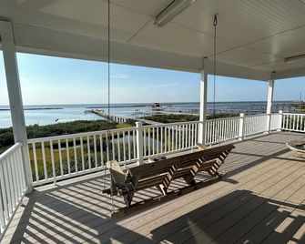Waterfront Home w/ 400' Fishing Pier. Crab & Fish off the Pier w/ Boat Access. - Grand Isle - Balcón