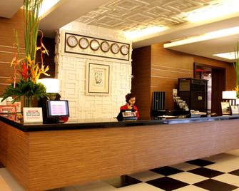 Manila Grand Opera Hotel - Manila - Receptionist