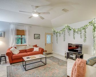 Palm Coast Vacation Rental 1 Mi to the Beach! - Palm Coast - Sala de estar