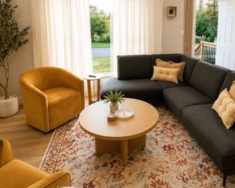 Modern 3BR | EV Charging | 5 Mins to Halifax Airport | 25 Minutes to Dartmouth - Enfield - Salon