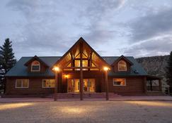 Secluded luxury lodge that sleeps 34 in beds - Price - Building