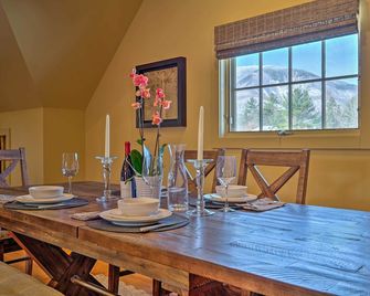 Luxe Green Barn Near Skiing with Mt Equinox Views! - Manchester - Dining room
