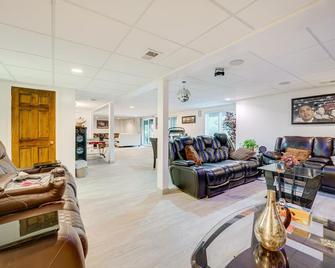 West Bloomfield Retreat: Stay in Nature Preserve! - West Bloomfield - Living room