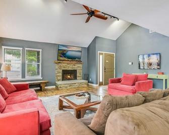 Great Pool House with Modern Design Touches! - McNeil - Sala de estar