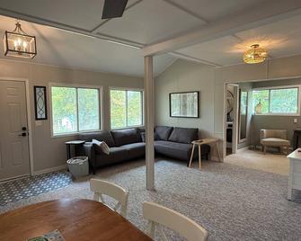 Cozy 2BD Retreat Near Danceland in Manitou Beach - Watrous - Living room