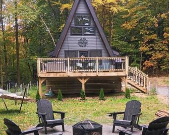 Newly Built A-Frame nestled in the woods - Saint Johnsbury - Patio