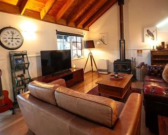 Mountain Den - Blackheath - Living room