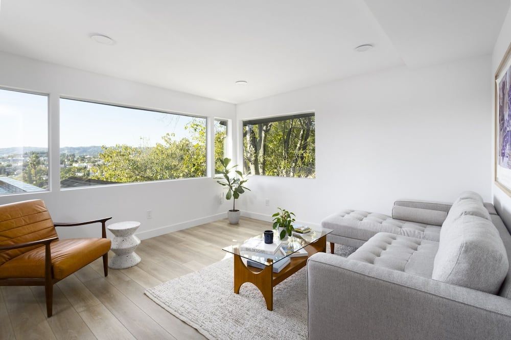 Los Feliz Luxury Apartment in Hills - Large Private Deck & Parking - לוס אנג'לס - סלון