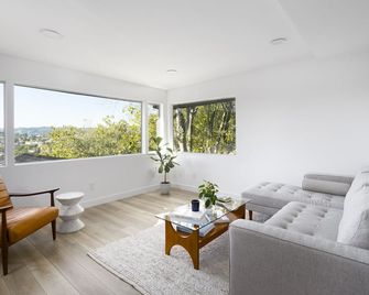 Los Feliz Luxury Apartment in Hills - Large Private Deck & Parking - לוס אנג'לס - סלון