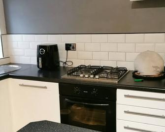 West Stret Retreat. Cozy 2 bedroom house near shops and train station. - Dover - Küche