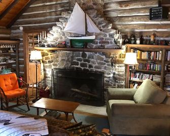 Rustic Lakeside Cabin With Modern Conveniences. - Franklin - Lounge