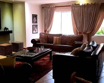 Damicha Boutique Lodge - Mbabane - Living room