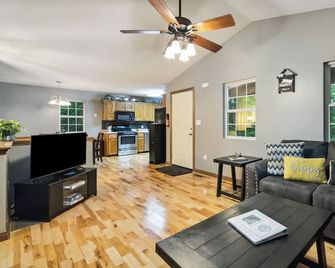 Retreat on the Hill 411C- Fun, Lake Cumberland, Golf Carts, Pool, Pet Friendly! - Burnside - Living room