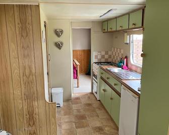 Cosy Cabin and Spa - Burt - Cocina