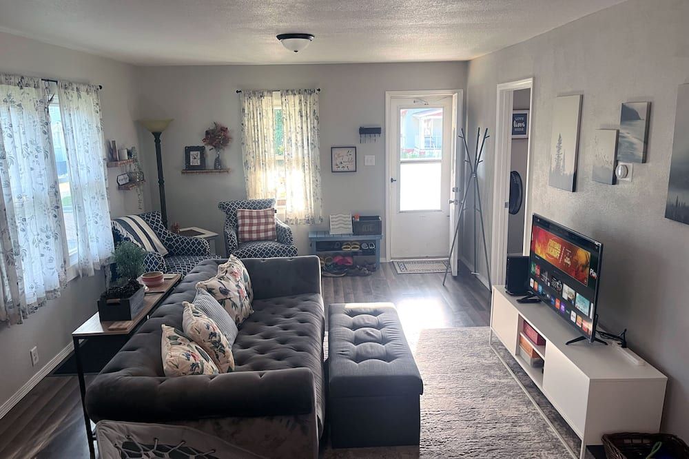 Cozy, 2 bedroom, Pet-Friendly Home Near Knox College! - Galesburg - Wohnzimmer