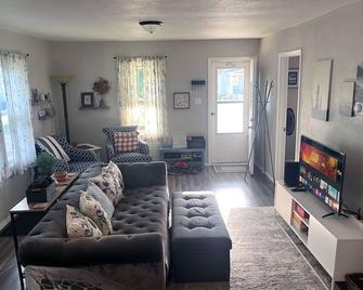 Cozy, 2 bedroom, Pet-Friendly Home Near Knox College! - Galesburg - Huiskamer