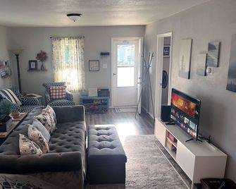 Cozy, 2 bedroom, Pet-Friendly Home Near Knox College! - Galesburg - Wohnzimmer