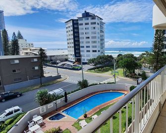 Surfers Chalet - Surfers Paradise
