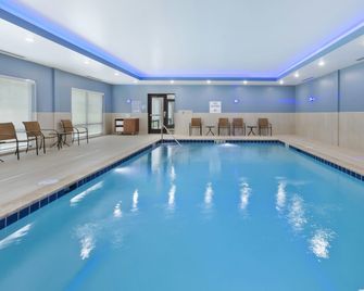 Holiday Inn Express & Suites Painesville - Concord By IHG - Painesville - Piscina
