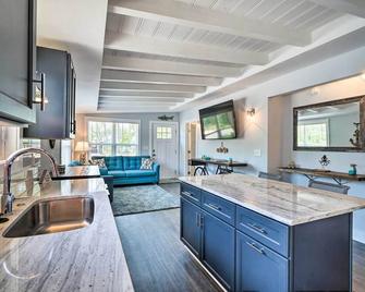 Modern Oak Island Escape 1 Mile to Long Beach! - Oak Island - Kitchen