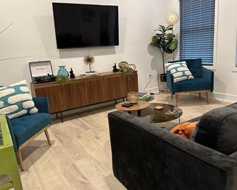 The Bow – Your Chic Urban Retreat in Fells Point, Baltimore! - Baltimore - Sala de estar